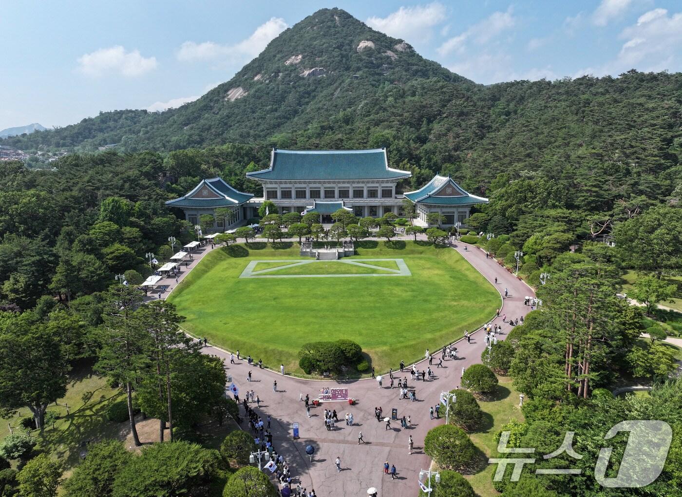 본문 이미지 - 제21대 대통령 선거 투표일인 3일 서울 종로구 청와대에 관광객들이 북적이고 있다. 2025.6.3/뉴스1 ⓒ News1 박지혜 기자