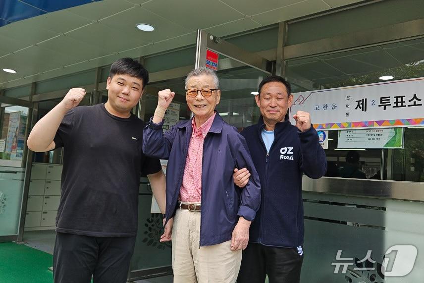 본문 이미지 - 전 고한사북지역살리기공동추진위원장인 김길수 씨(86)와 그의 아들이자 정선군도시재생지원센터 팀장인 재곤 씨(56), 손자이자 고한읍행정복지센터 사회복무요원인 진명 씨(24)가 3일 제21대 대통령선거 강원 정선군 고한읍 제2투표소에서 투표 기념 사진을 촬영하는 모습. (정선군 제공. 재판매 및 DB금지) 2025.6.3/뉴스1