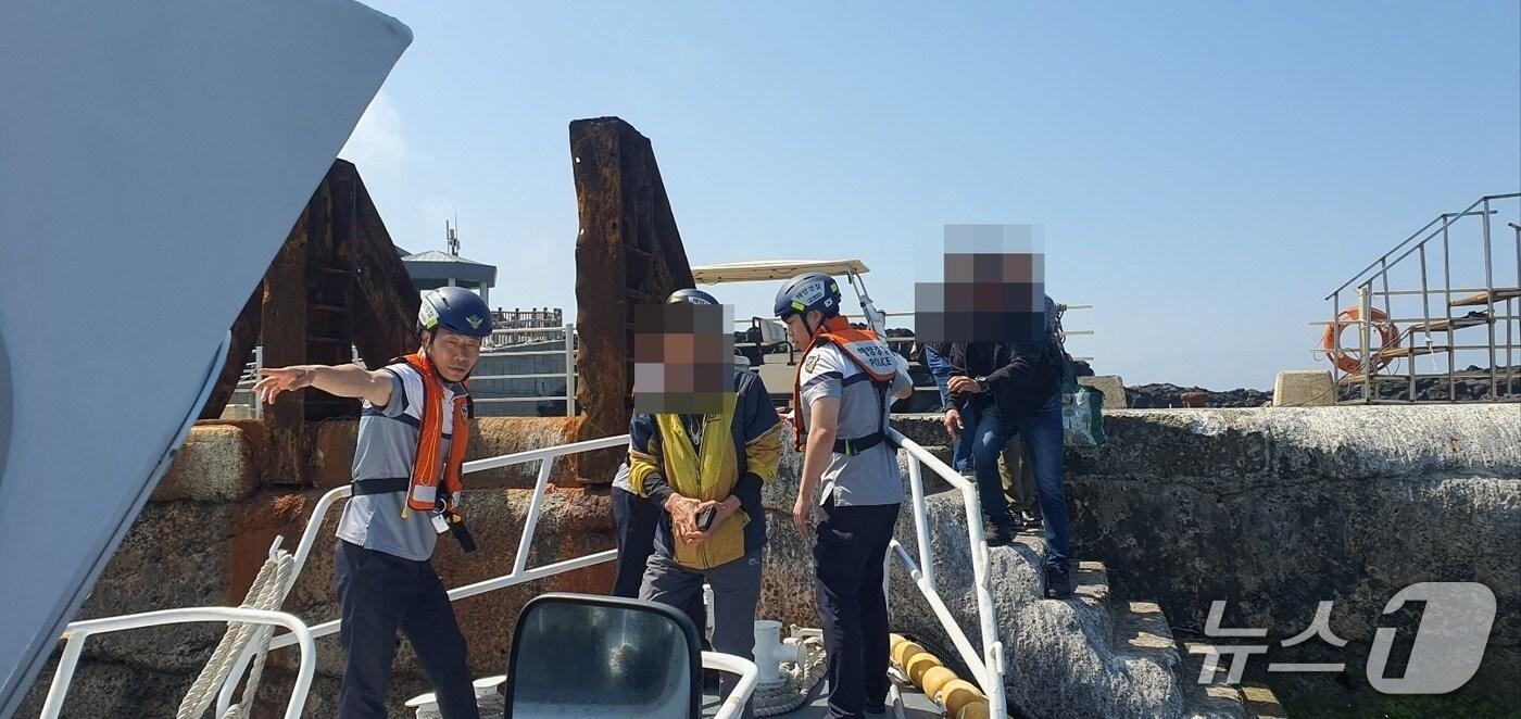 마라도 주민들이 해경 구조정에 탑승하고 있다(서귀포해경 제공. 재판매 및 DB금지)/뉴스1 