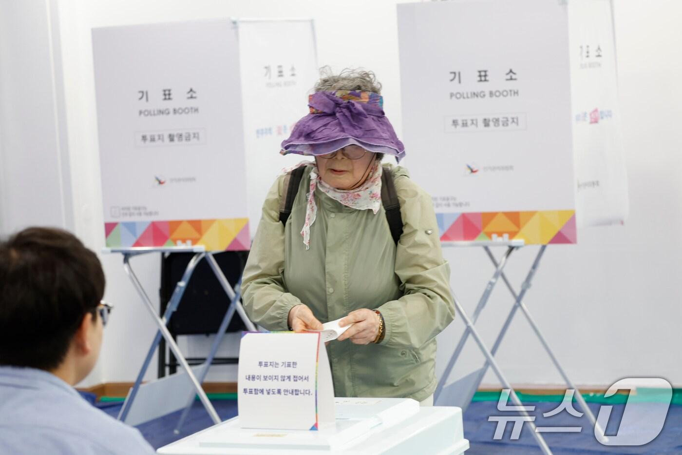 제21대 대통령선거일인 3일 오후 광주시 동구 학운동 제1투표소(청소년수련관)에서 유권자들이 투표를 하고 있다. 2025.6.3/뉴스1 ⓒ News1 김태성 기자