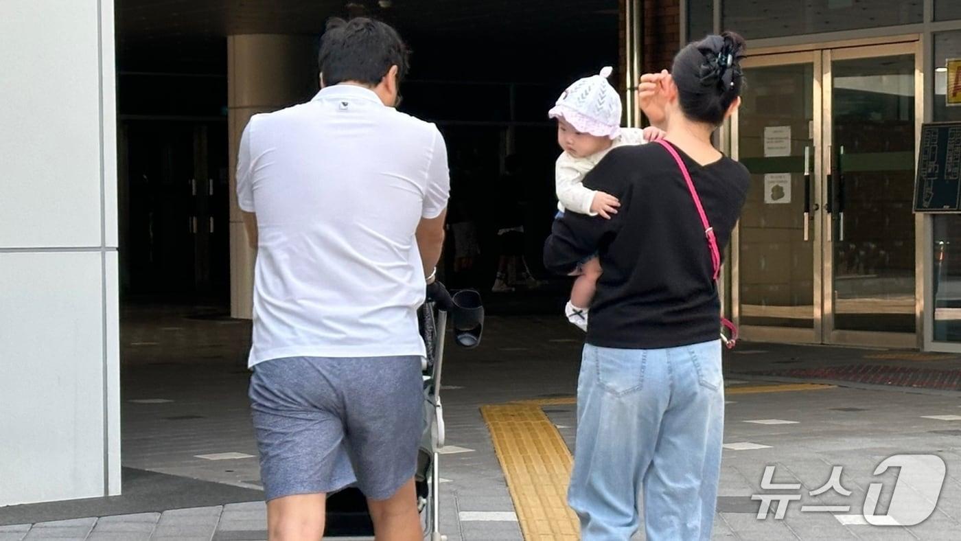 제21대 대통령선거가 진행되는 3일 울산 북구 송정동에 위치한 고헌중학교 투표소에 아이를 안은 유권자 부부가 투표를 위해 학교로 들어가고 있다.2025.6.3/뉴스1 ⓒNews1 김지혜 기자