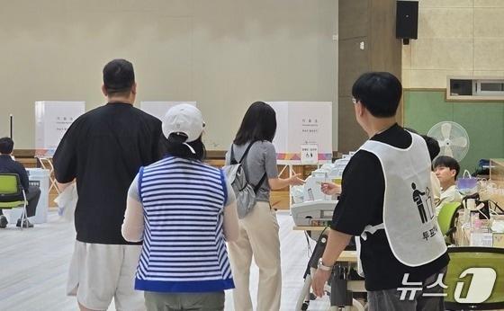 본문 이미지 -  지난달 29일 세종시 보람동 복합커뮤니티센터 3층 체육강당에 마련된 투표소에서 유권자들이 투표용지를 받기 위해 기다리고 있다. ⓒ 뉴스1 장동열 기자