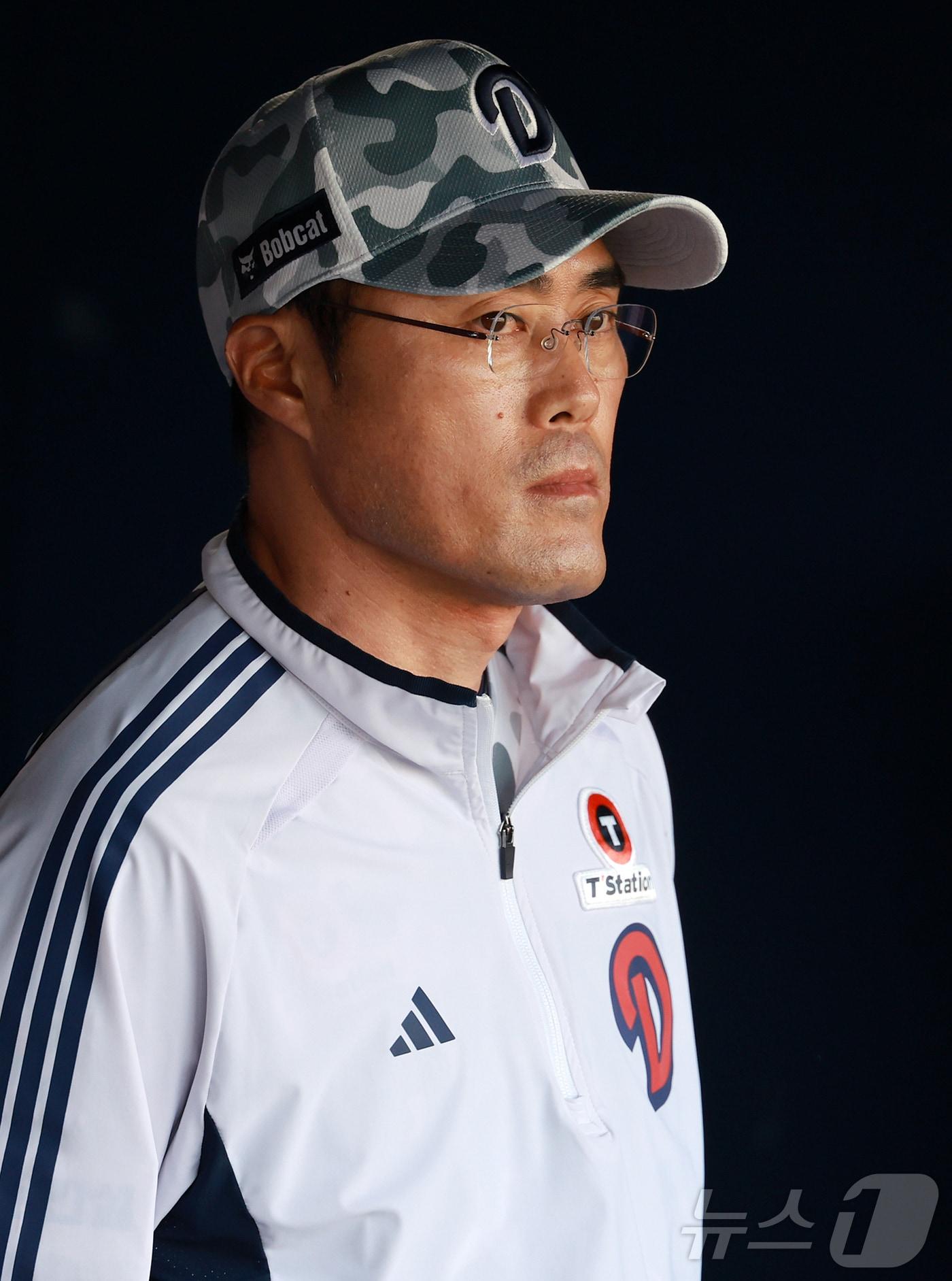 본문 이미지 - 조성환 두산 베어스 감독대행이 3일 오후 서울 송파구 잠실야구장에서 열린 프로야구 &#39;2025 신한 SOL뱅크 KBO 리그&#39; KIA 타이거즈와 두산 베어스의 경기를 지켜보고 있다. 2025.6.3/뉴스1 ⓒ News1 김진환 기자