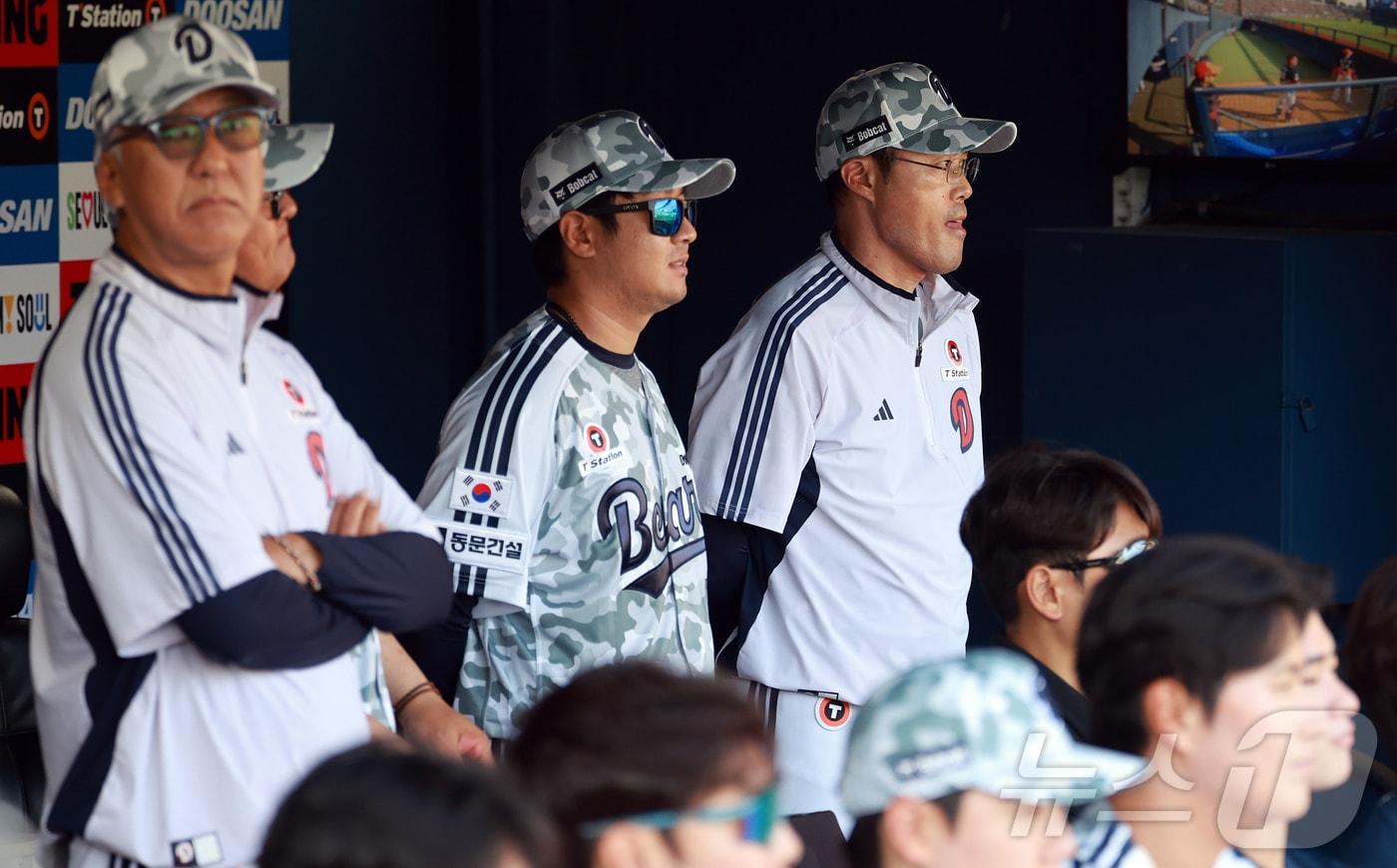 조성환 두산 베어스 감독대행이 3일 오후 서울 송파구 잠실야구장에서 열린 프로야구 &#39;2025 신한 SOL뱅크 KBO 리그&#39; KIA 타이거즈와 두산 베어스의 경기, 1회초 선발 곽빈의 투구를 지켜보고 있다. 2025.6.3/뉴스1 ⓒ News1 김진환 기자