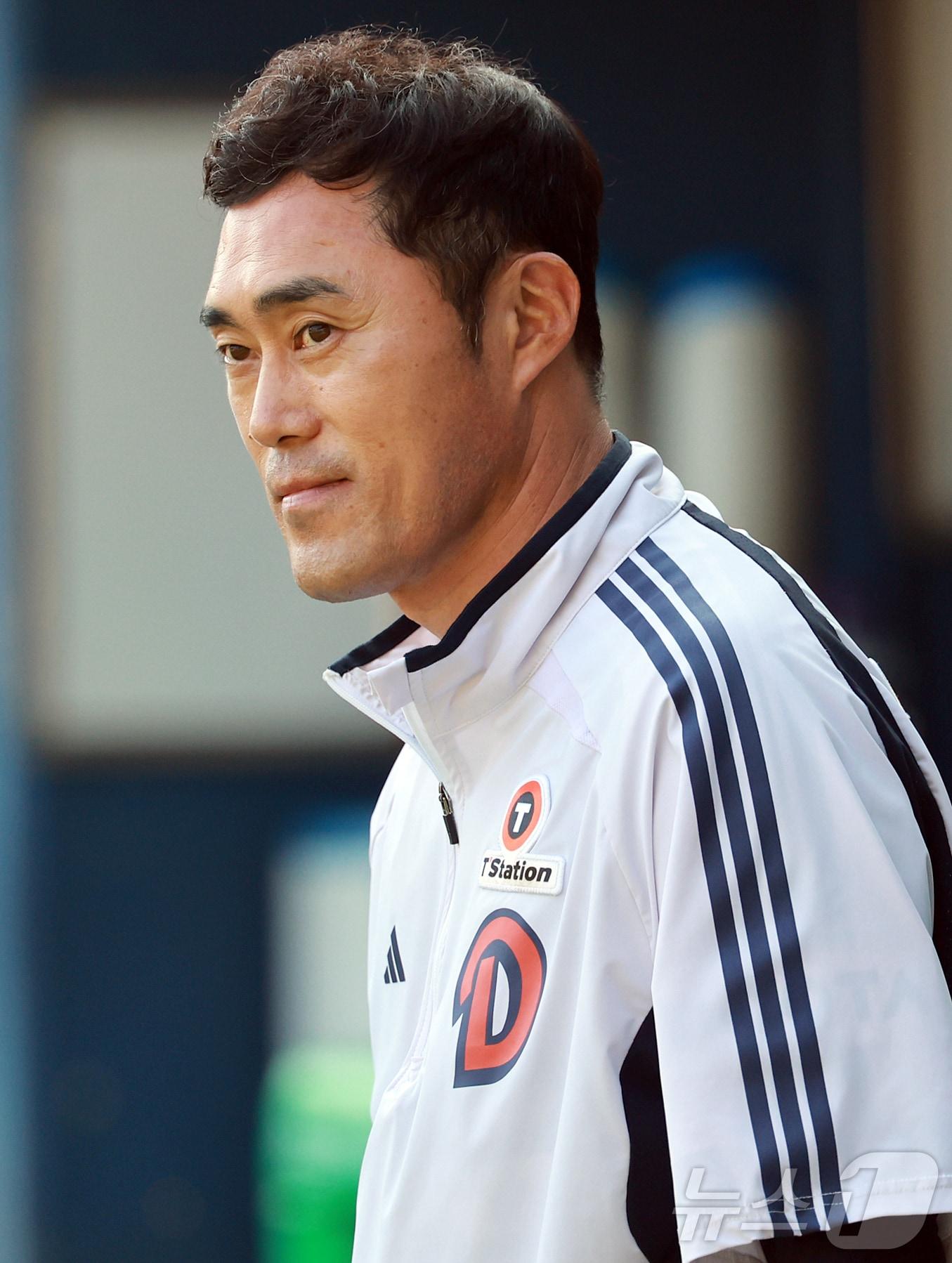 본문 이미지 - 조성환 두산 베어스 감독대행이 3일 오후 서울 송파구 잠실야구장에서 열린 프로야구 '2025 신한 SOL뱅크 KBO 리그' KIA 타이거즈와 두산 베어스의 경기에서 KIA 더그아웃을 지켜보고 있다. 2025.6.3/뉴스1 ⓒ News1 김진환 기자