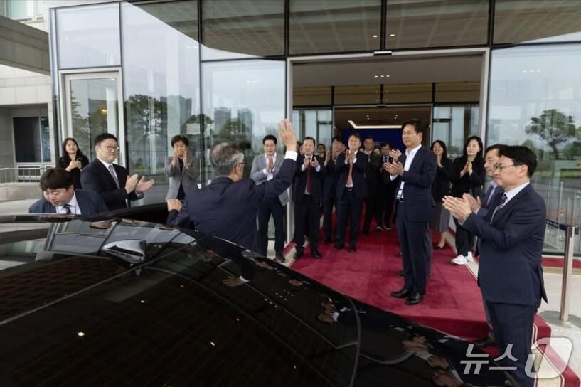 본문 이미지 -  정진석 대통령실 비서실장이 3일 오후 직원들의 박수를 받으며 용산을 떠났다. (SNS 갈무리) ⓒ 뉴스1