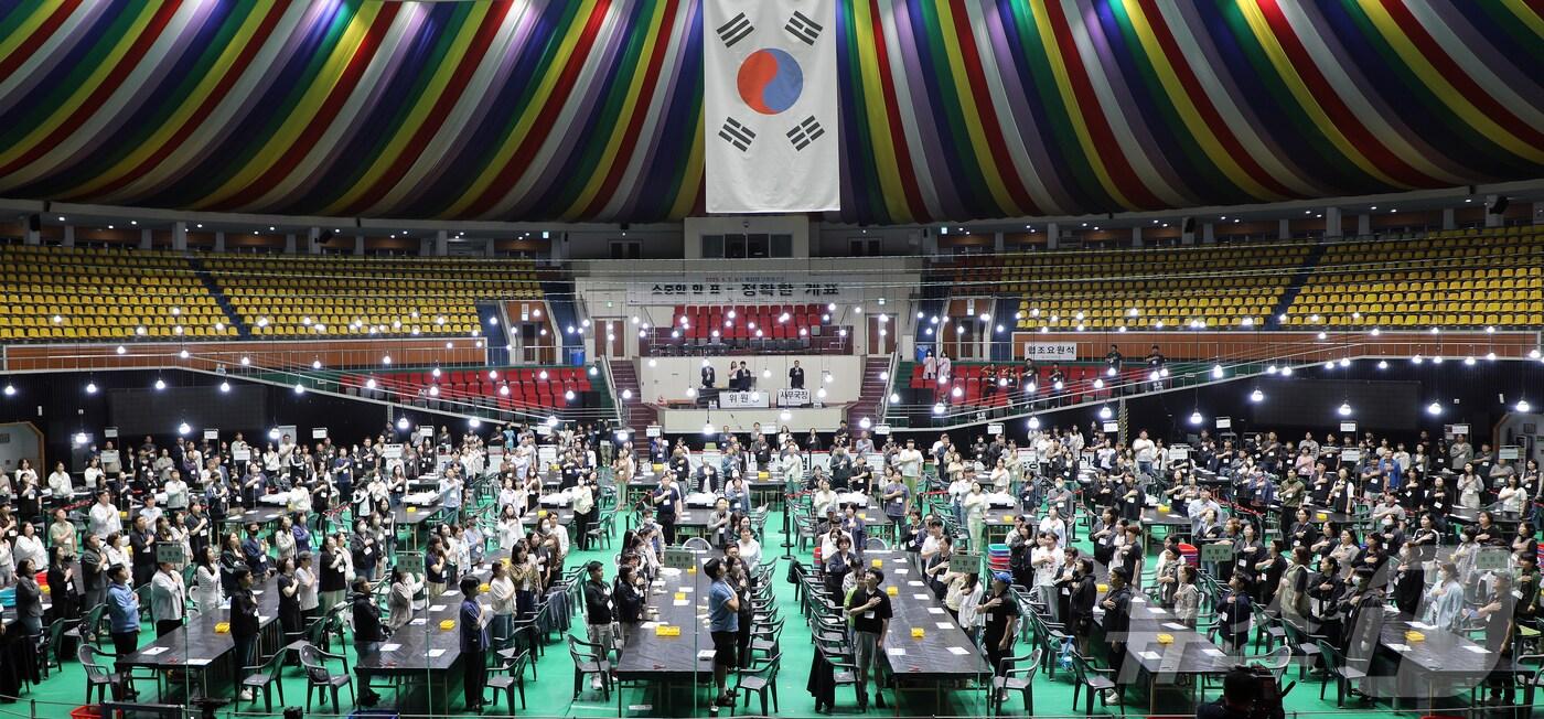 제21대 대통령 선거일인 3일 오후 제주시 개표소인 제주종합경기장 한라체육관에서 개표사무원들이 국기에 대한 경례를 하고 있다. 2025.6.3/뉴스1 ⓒ News1 오미란 기자