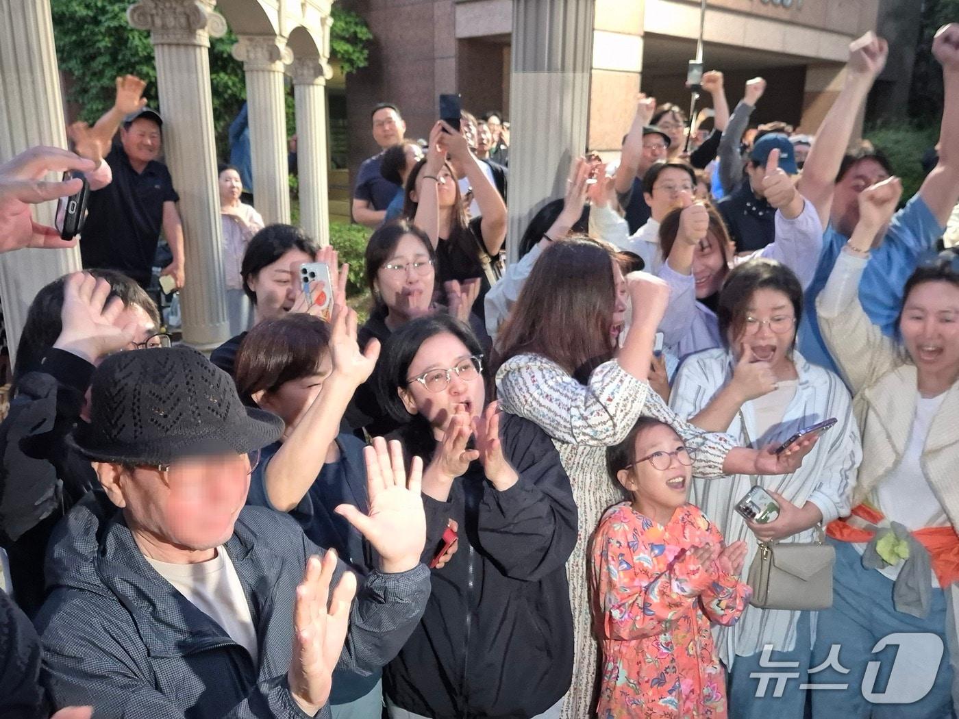 본문 이미지 - 3일 오후 8시 지상파 방송 3사가 출구조사를 발표하는 것을 지켜보고 있는 더불어민주당 이재명 후보와 같은 아파트 단지에 살고 있는 입주민들.(이시명 기자/뉴스1)