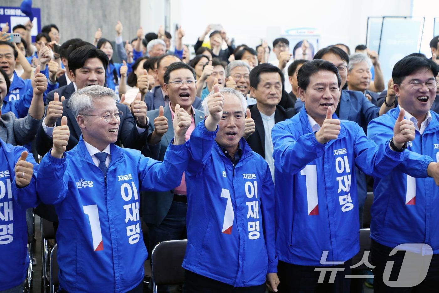 제21대 대통령 선거일인 3일 광주 서구 더불어민주당 광주 선거연락소에서 양부남 총괄상임선대위원장을 비롯한 관계자들이 출구조사 결과를 확인한 뒤 환호하고 있다. 2025.6.3/뉴스1 ⓒ News1 이수민 기자