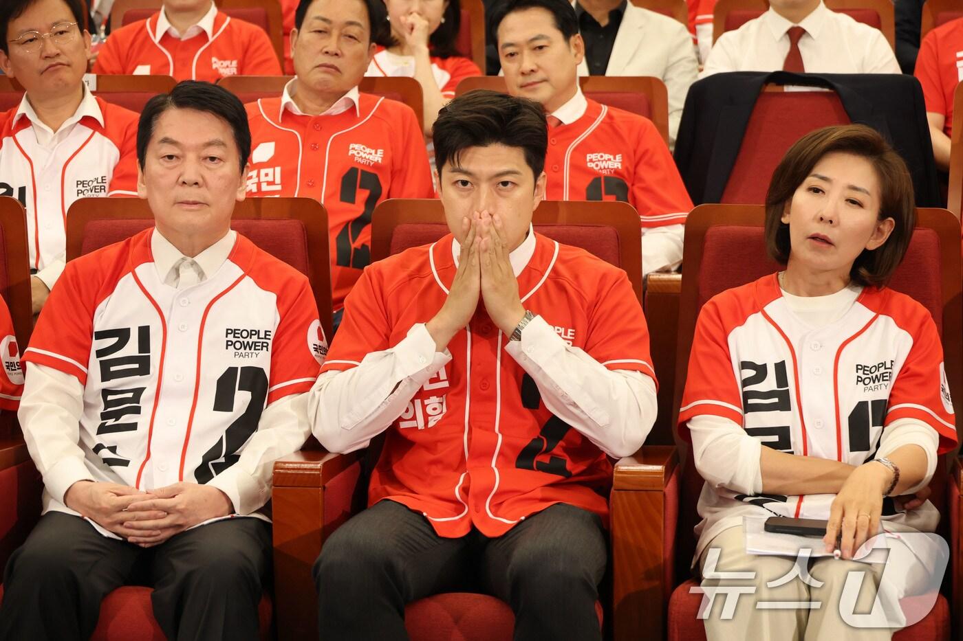 김용태 국민의힘 비상대책위원장과 안철수, 나경원 공동선거대책위원장들이 3일 오후 서울 여의도 국회 도서관에 마련된 제21대 대통령선거개표상황실에서 개표 방송을 시청하고 있다. 2025.6.3/뉴스1 ⓒ News1 이광호 기자