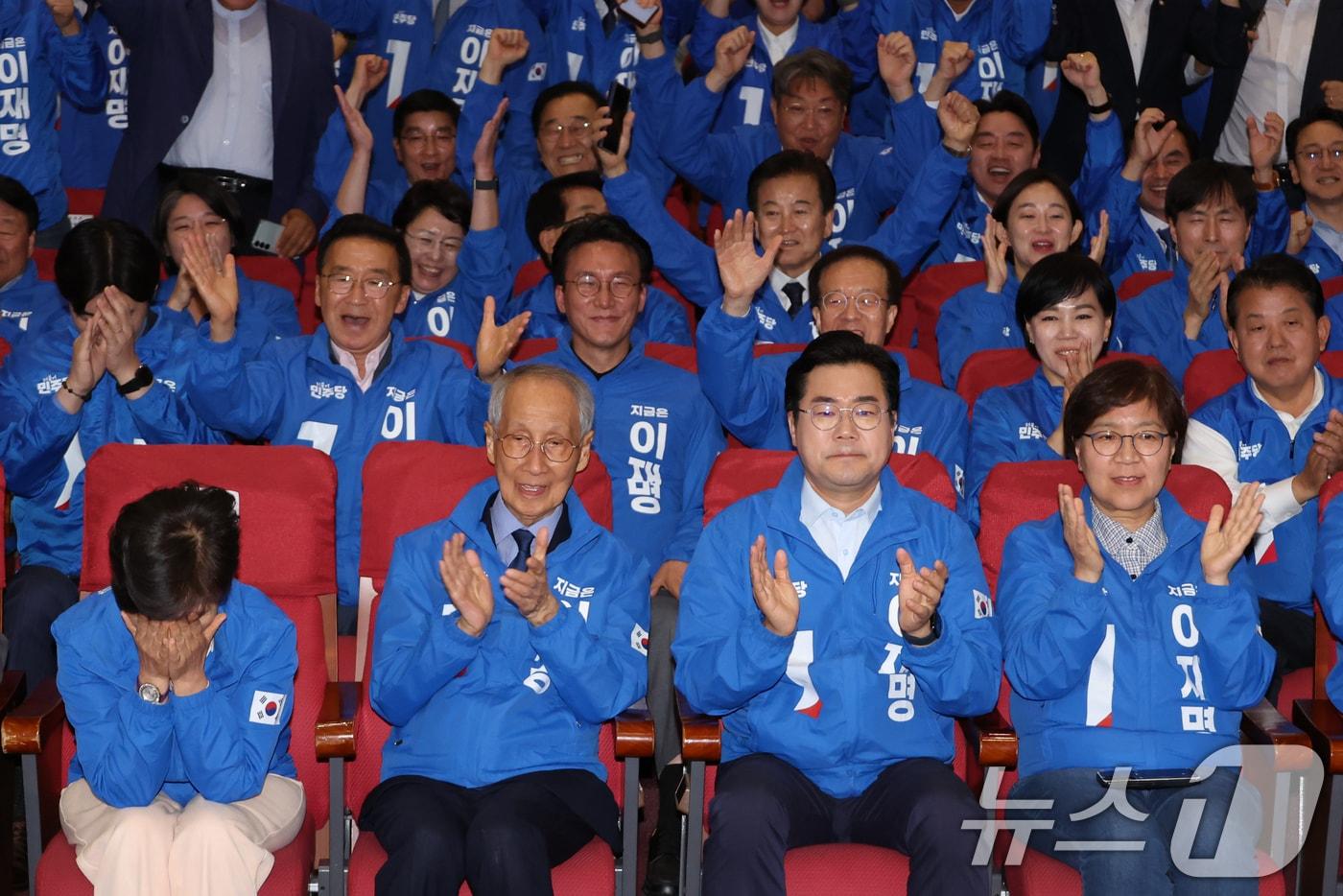 윤여준·박찬대 더불어민주당 상임 총괄선대위원장을 비롯한 공동선대위원장들이 3일 서울 여의도 국회 의원회관에 마련된 제21대 대통령선거 개표 상황실에서 출구조사 결과 발표가 나오자 기뻐하고 있다. &#40;공동취재&#41; 2025.6.3/뉴스1 ⓒ News1 안은나 기자