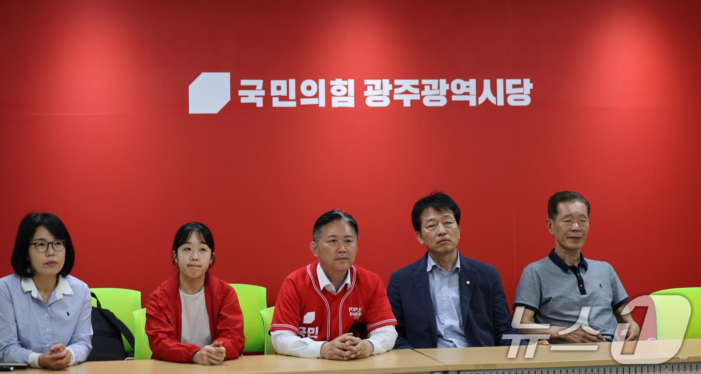 제21대 대통령 선거일인 3일 오후 광주 서구 치평동 국민의힘 광주광역시당에서 김정현 위원장 등이 출구조사 결과를 시청하고 있다. 2025.6.3/뉴스1 ⓒ News1 박지현 기자