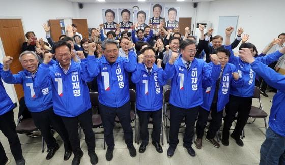 본문 이미지 - 21대 대통령 선거일인 3일 더불어민주당 충북도당 당사에서 이광희 총괄선대위원장과 이강일·이연희·송재봉 공동선대위원장 등 당직자들이 출구조사 결과를 시청하며 환호하고 있다. 2025.6.3/뉴스1 ⓒ News1 김용빈 기자