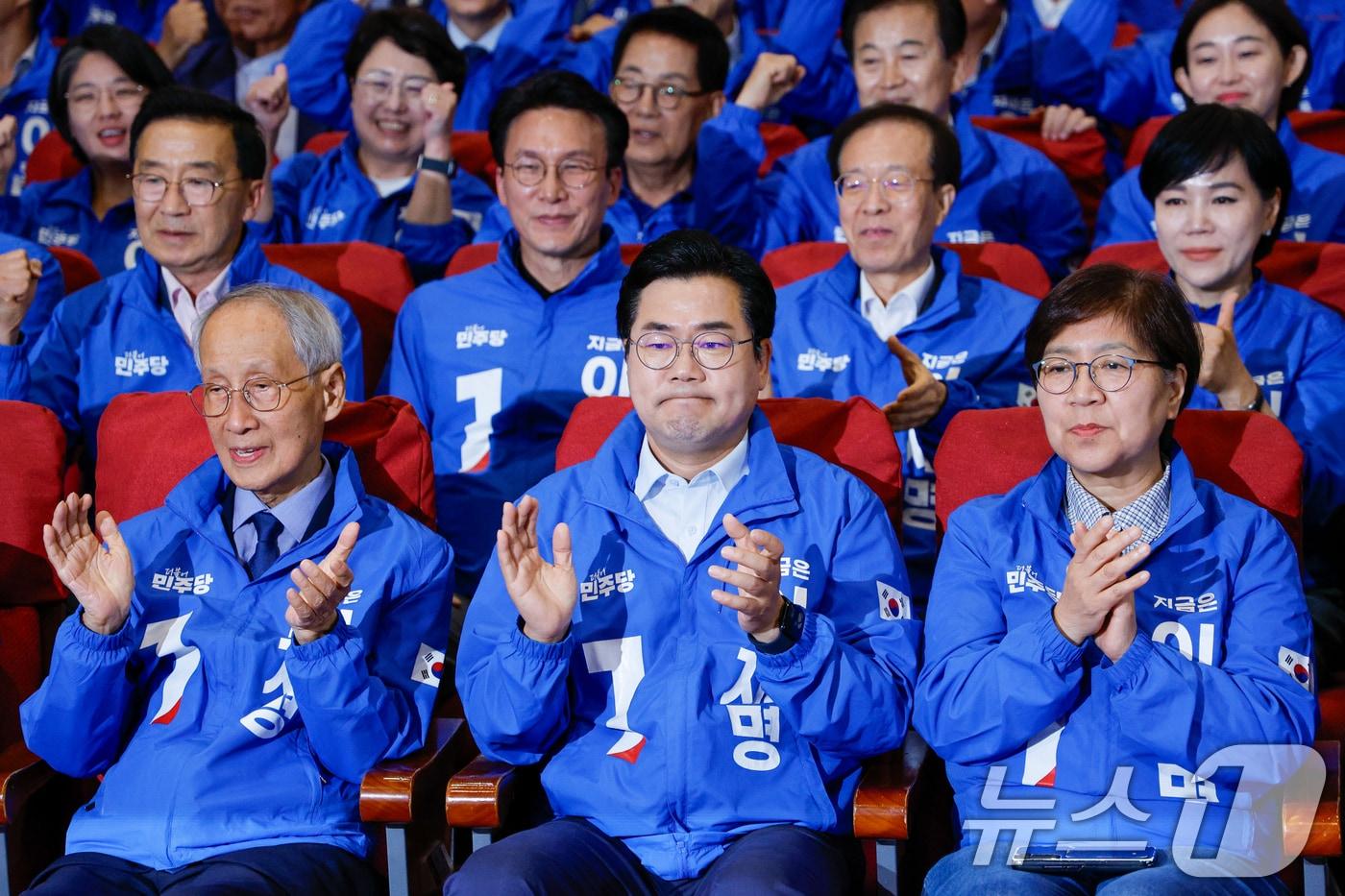 더불어민주당 윤여준(앞줄 왼쪽부터), 박찬대, 정은경, 김부겸 선대위원장이 3일 오후 서울 여의도 국회의원회관 개표상황실에서 제21대 대통령선거 이재명 대통령 후보 51.7% 출구조사 결과에 손뼉치고 있다. 2025.6.3/뉴스1 ⓒ News1 안은나 기자