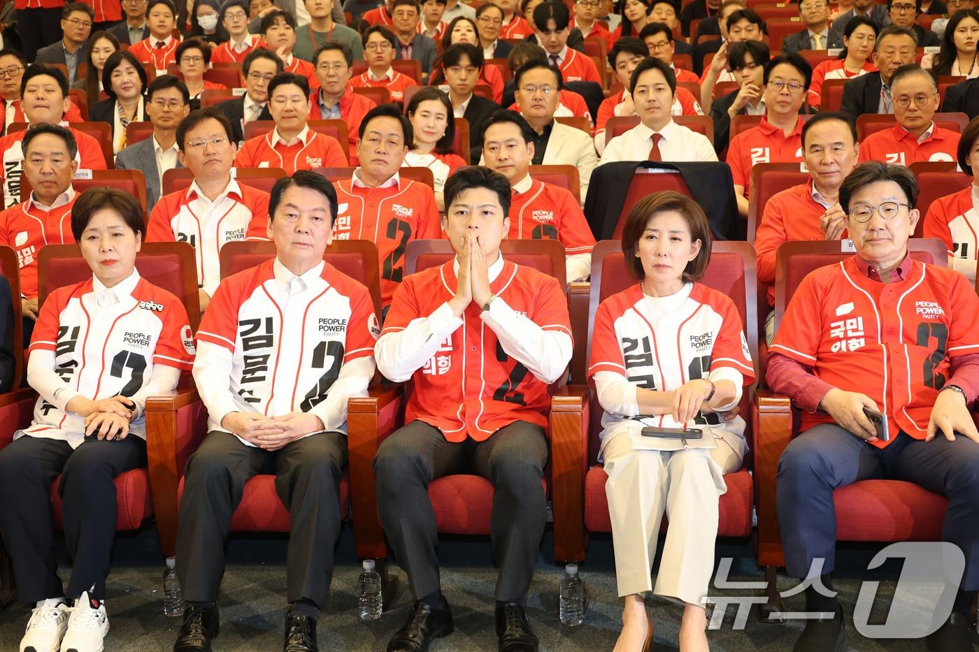 김용태 국민의힘 비상대책위원장과 권성동 원내대표를 비롯한 공동선거대책위원장들이 3일 오후 서울 여의도 국회 도서관에 마련된 제21대 대통령선거개표상황실에서 출구조사 결과를 지켜보고 있다. 2025.6.3/뉴스1 ⓒ News1 이광호 기자