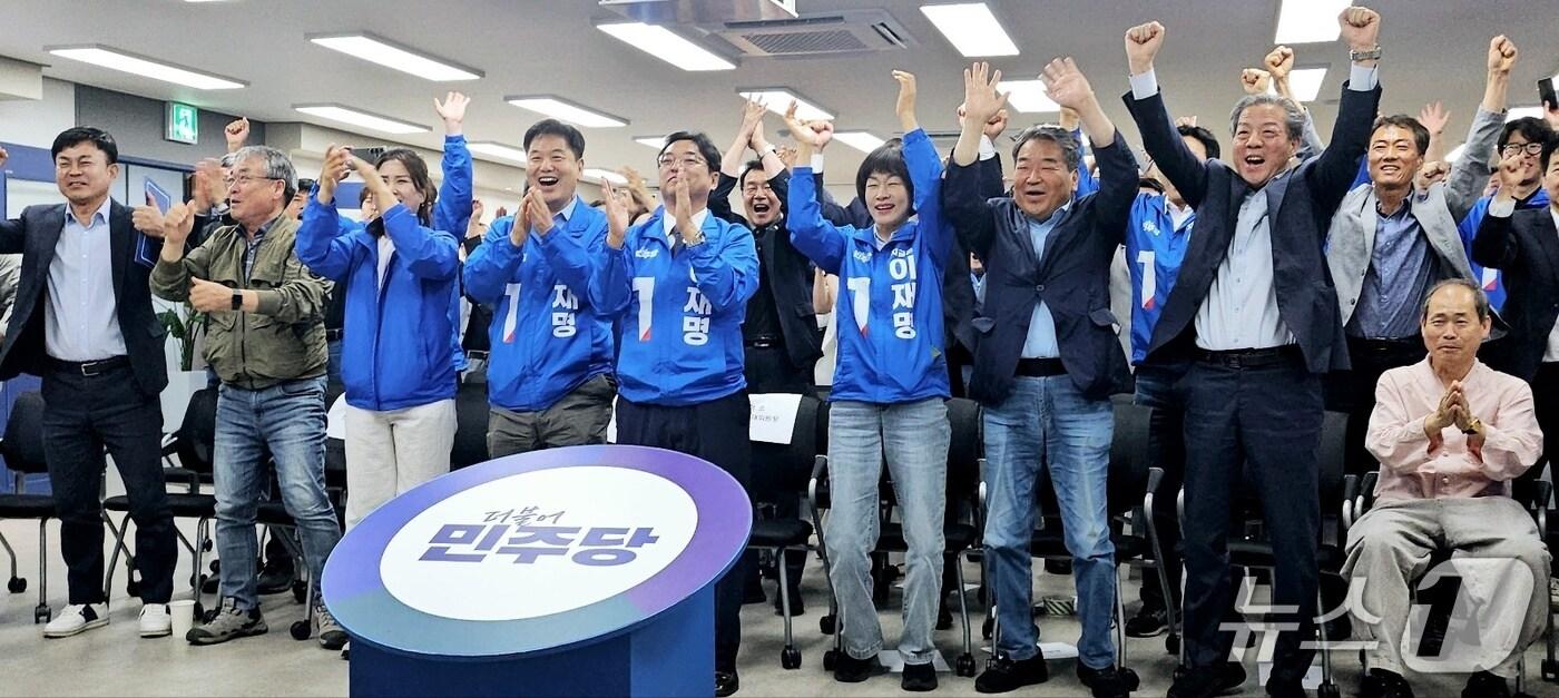 3일 제21대 대선 본투표가 종료된 직후 지상파 방송 3사(KBS·MBC·SBS)가 실시한 공동 출구조사에서 이재명 더불어민주당 대통령 후보가 우세하다는 예측 결과가 나오자, 민주당 대구시당 선거대책위원회 관계자들이 환호하고 있다. 2025.6.3/뉴스1 남승렬 기자