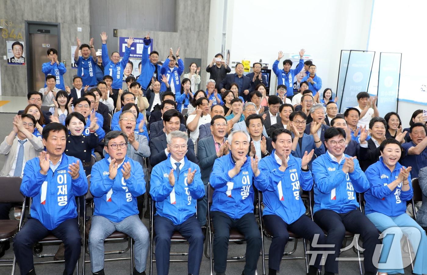 제21대 대통령 선거일인 3일 광주 서구 더불어민주당 광주 선거연락소에서 양부남 총괄상임선대위원장을 비롯한 관계자들이 출구조사 결과를 확인한 뒤 환호하고 있다. 2025.6.3/뉴스1 ⓒ News1 이수민 기자