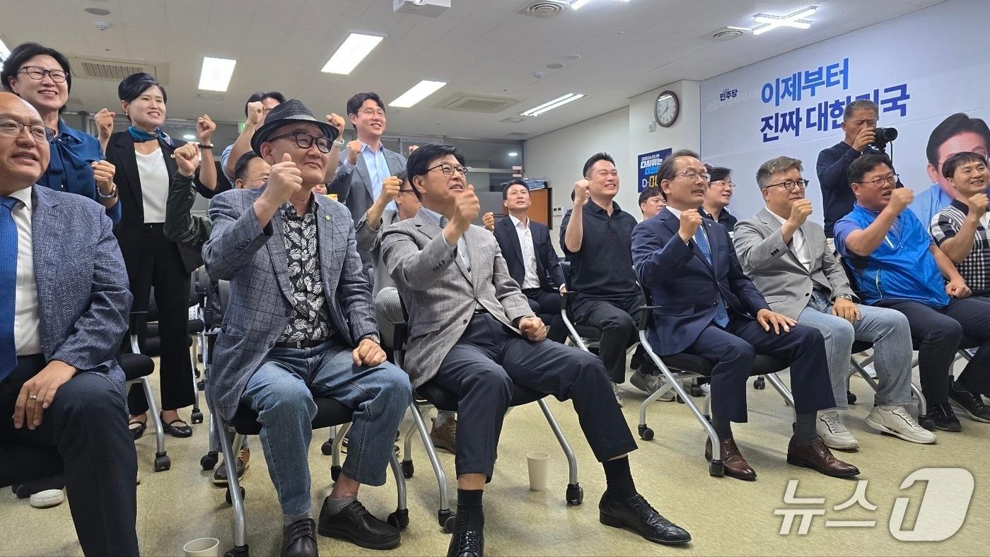  3일 오후  더불어민주당 세종시다아에 꾸려진 개표 상황실에서 방송3사 출구조사 결과가 나오자 환호하고 있다.  ⓒ 뉴스1 장동열 기자