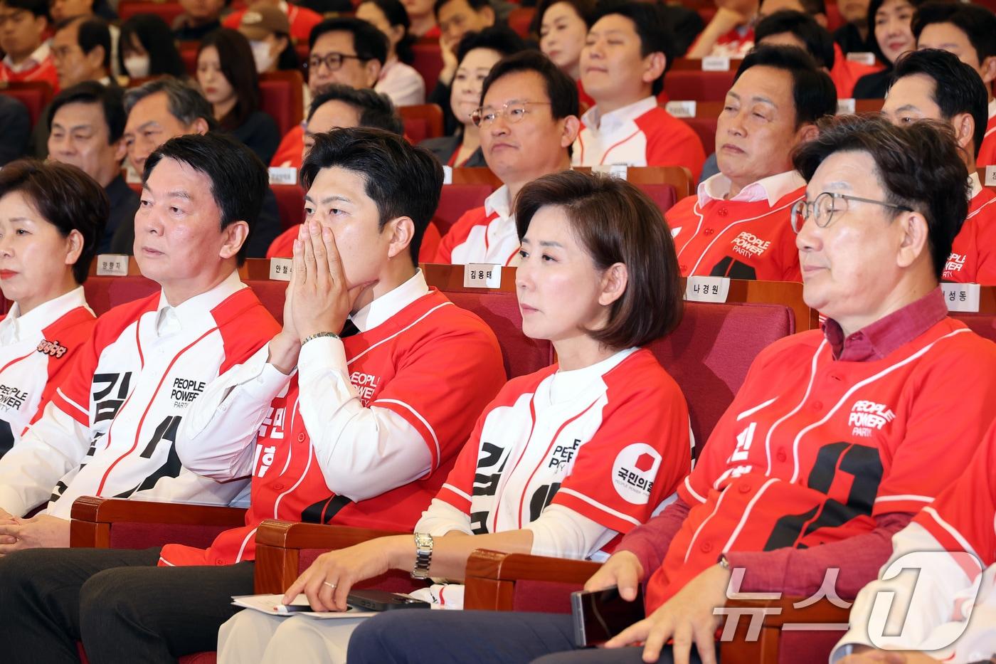 김용태 국민의힘 비상대책위원장을 비롯한 의원들이 3일 오후 서울 여의도 국회 도서관에 마련된 제21대 대통령선거개표상황실에서 출구조사 결과를 지켜보고 있다. &#40;공동취재&#41; 2025.6.3/뉴스1 ⓒ News1 이광호 기자