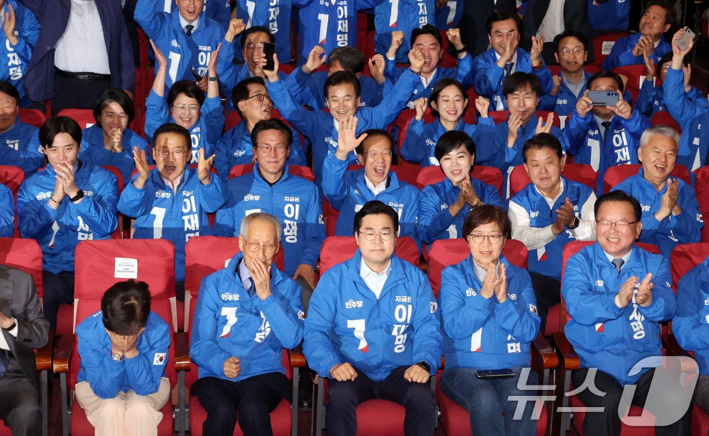 윤여준, 박찬대 더불어민주당 상임총괄선대위원장 등이 3일 오후 서울 여의도 국회의원회관 개표상황실에서 제21대 대통령선거 지상파 출구조사 결과 이재명 후보가 51.7%로 앞서는 것으로 발표되자 기뻐하고 있다. (공동취재) 2025.6.3/뉴스1 ⓒ News1 안은나 기자