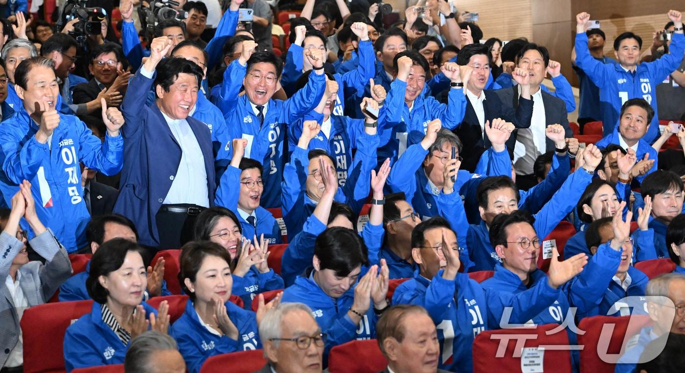 더불어민주당 의원 및 관계자들이 3일 서울 여의도 국회의원회관 개표상황실에서 제21대 대통령선거 지상파 출구조사 결과 이재명 후보가 51.7%로 앞서는 것으로 발표되자 환호하고 있다. &#40;공동취재&#41; 2025.6.3/뉴스1 ⓒ News1 안은나 기자