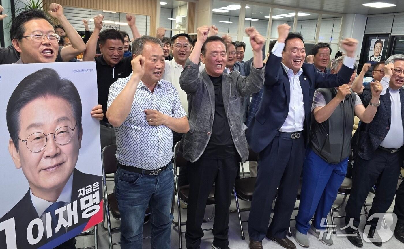 3일 대통령 선거 출구 조사가 발표되자 민주당 문진석 의원 사무실에 모인 지지자들이 환호하고 있다. /뉴스1 이시우 기자