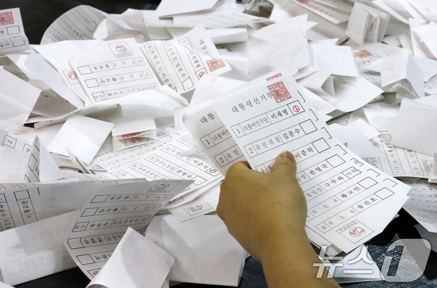 제21대 대통령 선거 투표가 실시된 3일 대전 서구 KT인재개발원에 마련된 개표소에서 개표사무원들이 투표용지를 분류하고 있다. 2025.6.3/뉴스1 ⓒ News1 김기태 기자