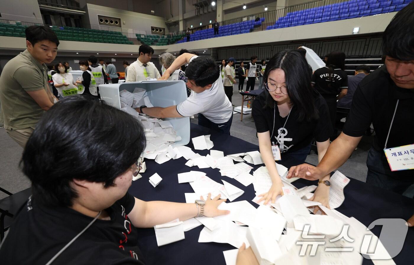 제21대 대통령 선거일인 3일 오후 경기 오산시 오산오색문화체육센터에 마련된 개표소에서 개표 사무원들이 개표를 하고 있다. 2025.6.3/뉴스1 ⓒ News1 김영운 기자