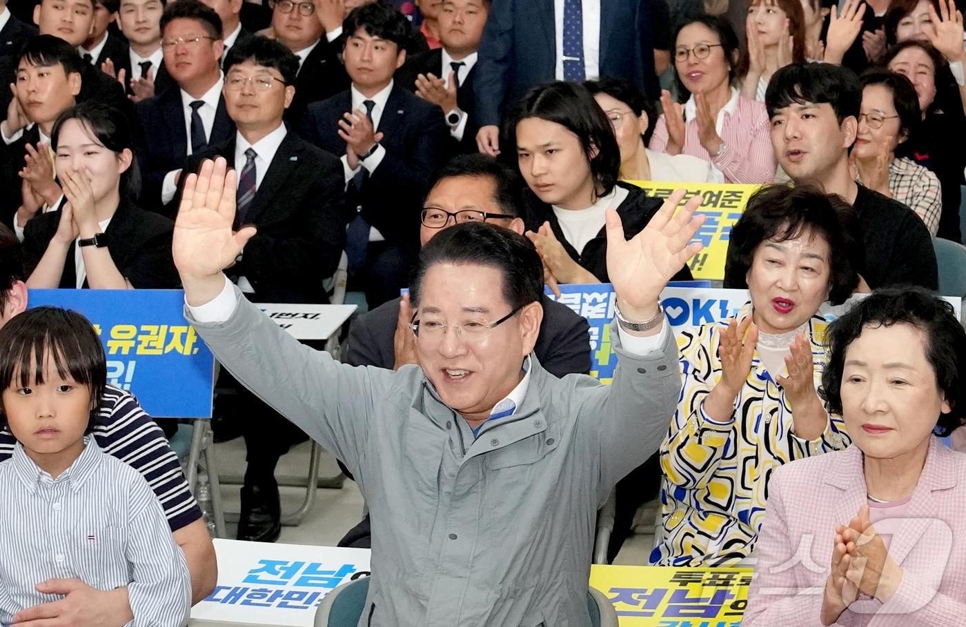 김영록 전라남도지사가 3일 오후 전남도청 윤선도홀 북카페에서 지역민들과 함께 ‘제21대 대통령선거’ 6·3 대선 개표방송 지상파 출구조사 결과를 지켜보고 있다.&#40;광주전남사진기자단 제공. 재판매 및 DB금지&#41; 2025.6.3/뉴스1 