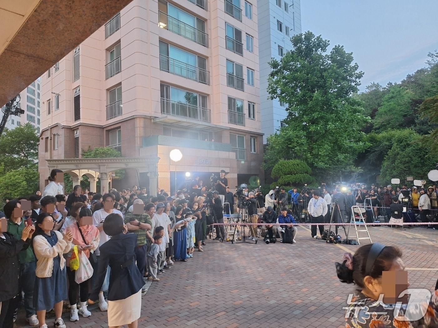 본문 이미지 - 시민들이 3일 오후 이재명 더불어민주당 대통령 후보가 거주하는 인천 계양구의 한 아파트 앞에 모인 모습이다. ⓒ 뉴스1