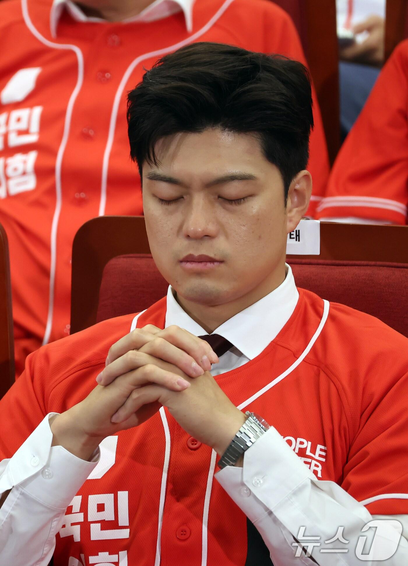 본문 이미지 - 김용태 국민의힘 비상대책위원장이 3일 오후 서울 여의도 국회 도서관에 마련된 제21대 대통령선거개표상황실에서 출구조사를 지켜본 후 눈을 감고 있다. &#40;공동취재&#41; 2025.6.3/뉴스1 ⓒ News1 이광호 기자