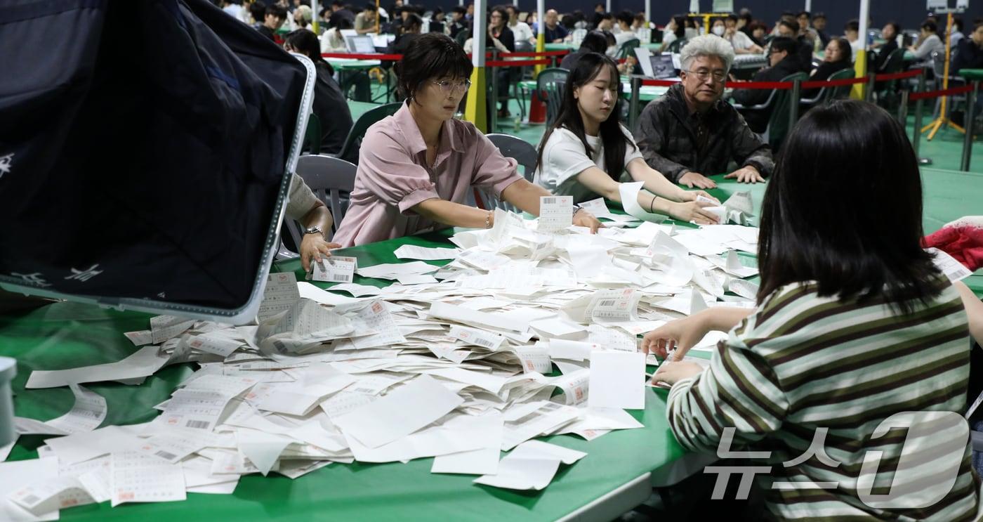 제21대 대통령 선거일인 3일 전북 전주시 화산체육관에 마련된 개표소에서 개표사무원들이 개표 작업을 하고 있다. 2025.6.3/뉴스1 ⓒ News1 유경석 기자