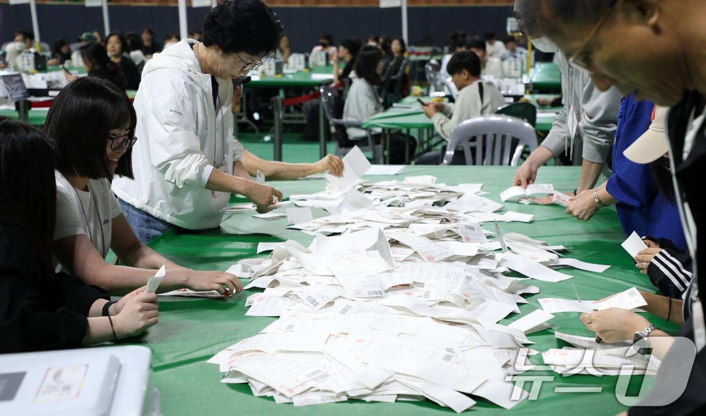 제21대 대통령 선거일인 3일 전북 전주시 화산체육관에 마련된 개표소에서 개표사무원들이 개표 작업을 하고 있다. 2025.6.3/뉴스1 ⓒ News1 유경석 기자