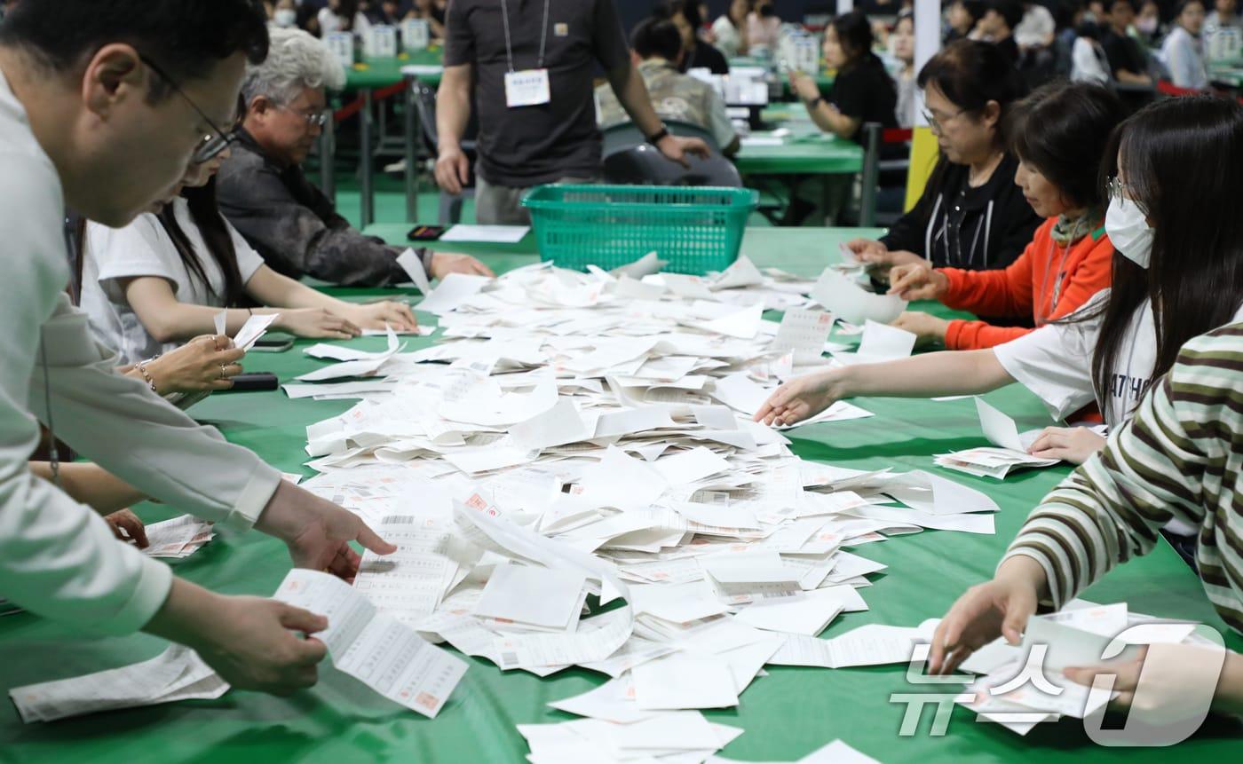 제21대 대통령 선거일인 3일 전북 전주시 화산체육관에 마련된 개표소에서 개표사무원들이 개표 작업을 하고 있다. 2025.6.3/뉴스1 ⓒ News1 유경석 기자