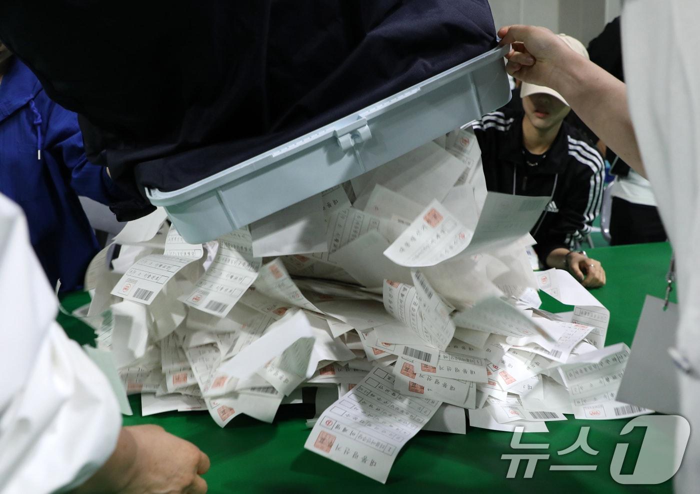 제21대 대통령 선거일인 3일 전북 전주시 화산체육관에 마련된 개표소에서 개표사무원들이 개표 작업을 하고 있다.&lt;자료사진&gt; 2025.6.3/뉴스1 ⓒ News1 유경석 기자