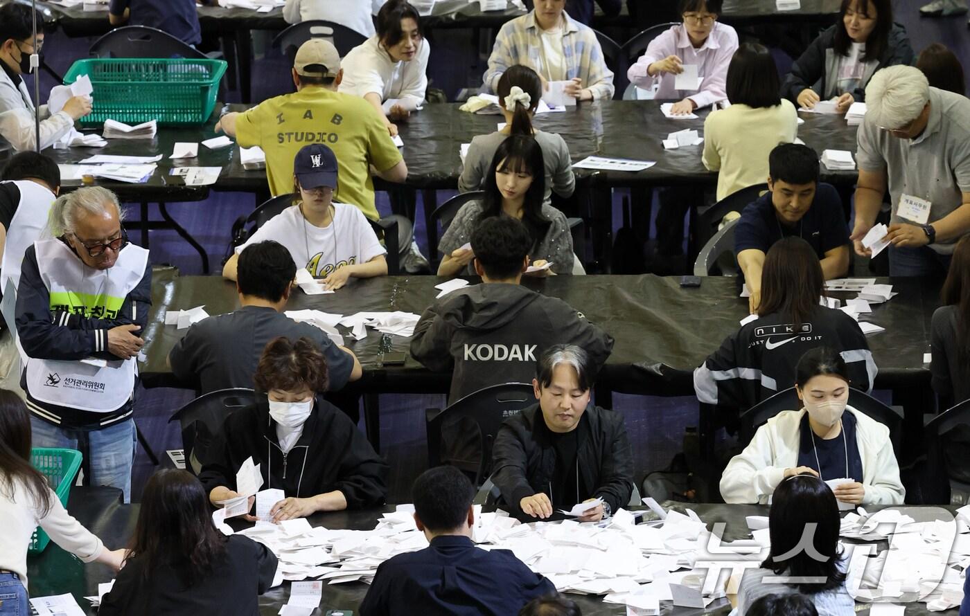 제21대 대통령 선거일인 3일 대전 서구 KT인재개발원에 마련된 개표소에서 투표지분류기에 투표용지가 분류되개표참관인이 투표용지 분류 상황을 점검하고 있다. 2025.6.3/뉴스1 ⓒ News1 김기태 기자