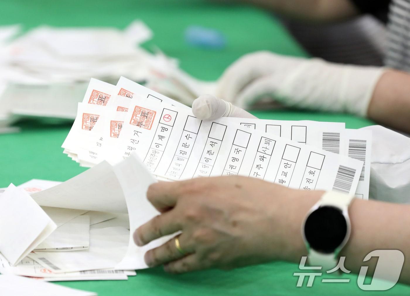 본문 이미지 - 제21대 대통령 선거 투표가 종료된 3일 오후 부산 남구 국립부경대학교 대연캠퍼스 체육관에 마련된 개표소에서 개표사무원들이 투표지 분류 작업을 하고 있다. 2025.6.3/뉴스1 ⓒ News1 윤일지 기자