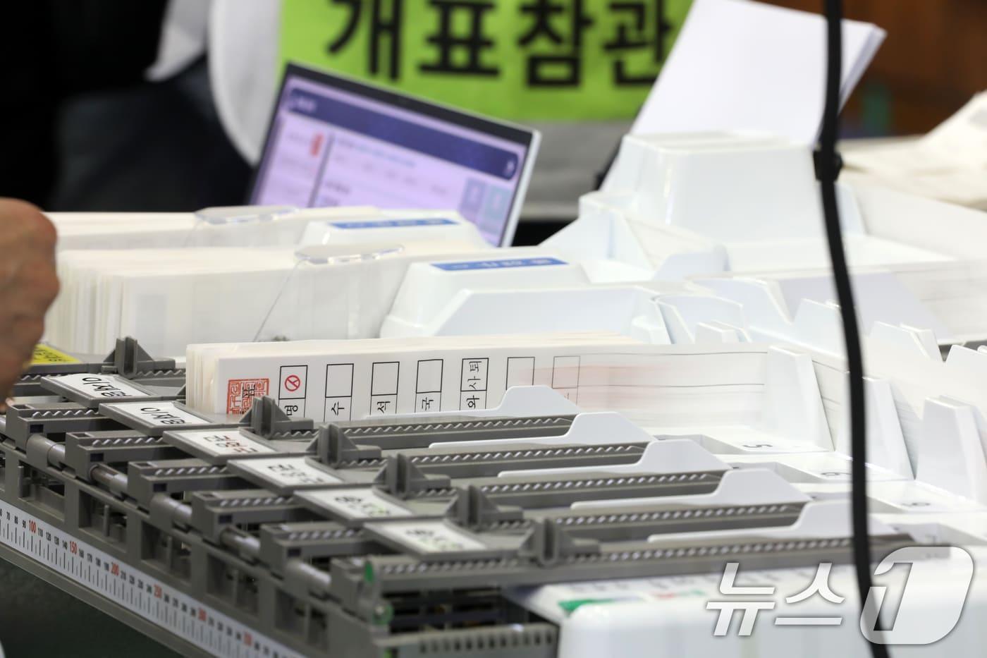 제21대 대통령 선거 투표가 종료된 3일 오후 부산 남구 국립부경대학교 대연캠퍼스 체육관에 마련된 개표소에서 개표사무원들이 투표지 분류 작업을 하고 있다. 2025.6.3/뉴스1 ⓒ News1 윤일지 기자