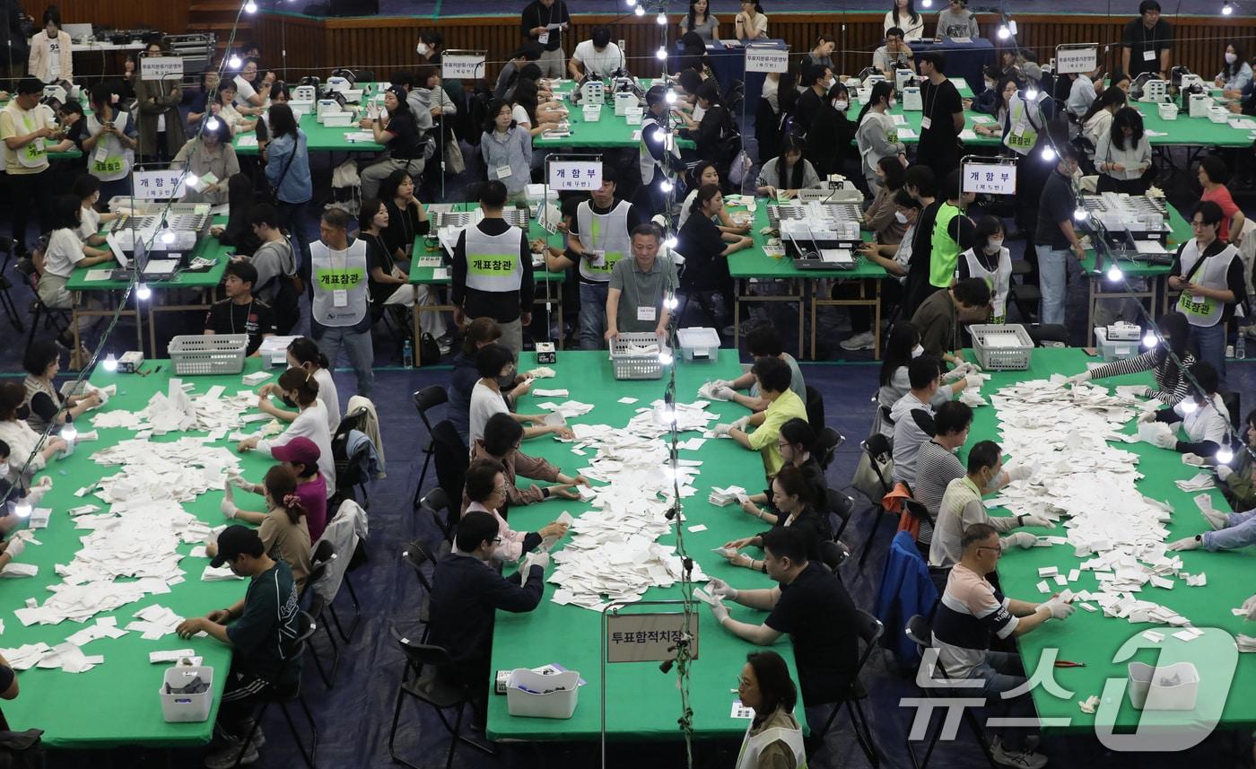 제21대 대통령 선거 투표가 종료된 3일 오후 부산 남구 국립부경대학교 대연캠퍼스 체육관에 마련된 개표소에서 개표사무원들이 투표지 분류 작업을 하고 있다. 2025.6.3/뉴스1 ⓒ News1 윤일지 기자