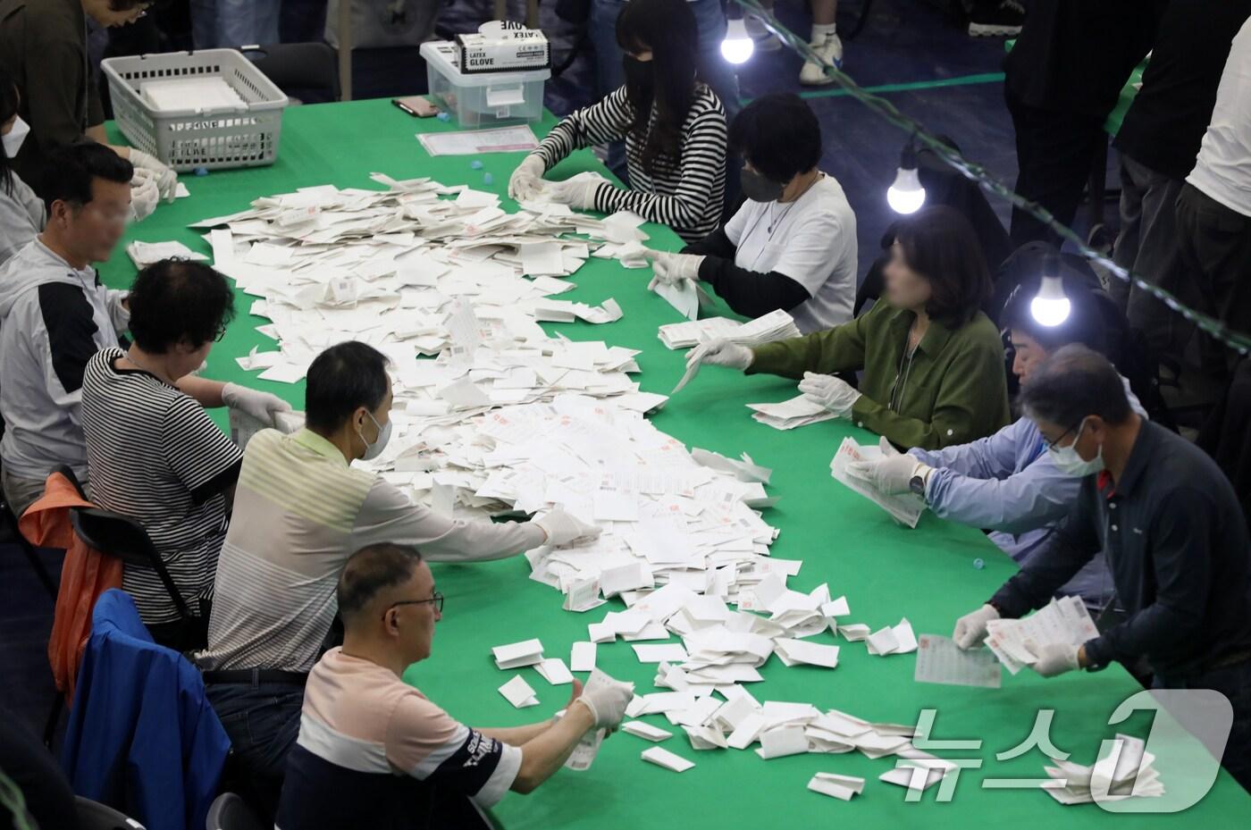 제21대 대통령 선거 투표가 종료된 3일 오후 부산 남구 국립부경대학교 대연캠퍼스 체육관에 마련된 개표소에서 개표사무원들이 투표지 분류 작업을 하고 있다. ⓒ News1 윤일지 기자