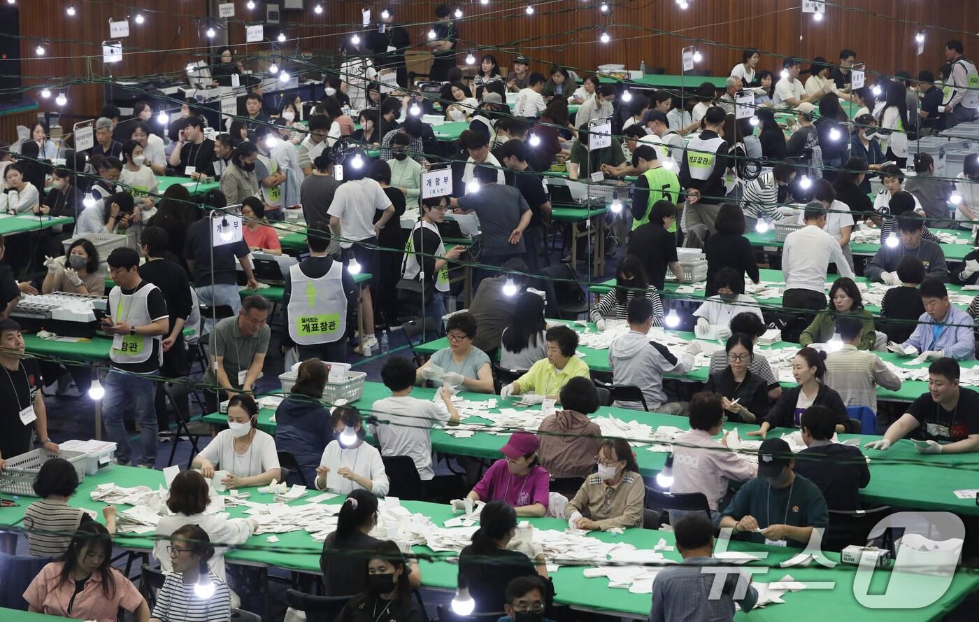 제21대 대통령 선거 투표가 종료된 3일 오후 부산 남구 국립부경대학교 대연캠퍼스 체육관에 마련된 개표소에서 개표사무원들이 투표지 분류 작업을 하고 있다. 2025.6.3/뉴스1 ⓒ News1 윤일지 기자