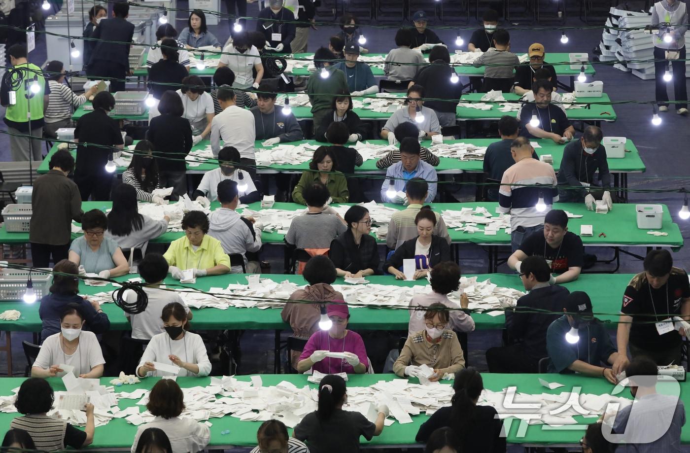 제21대 대통령 선거일인 3일 오후 부산 남구 국립부경대학교 대연캠퍼스 체육관에 마련된 개표소에서 개표사무원들이 투표지 분류 작업을 하고 있다. 2025.6.3/뉴스1 ⓒ News1 윤일지 기자