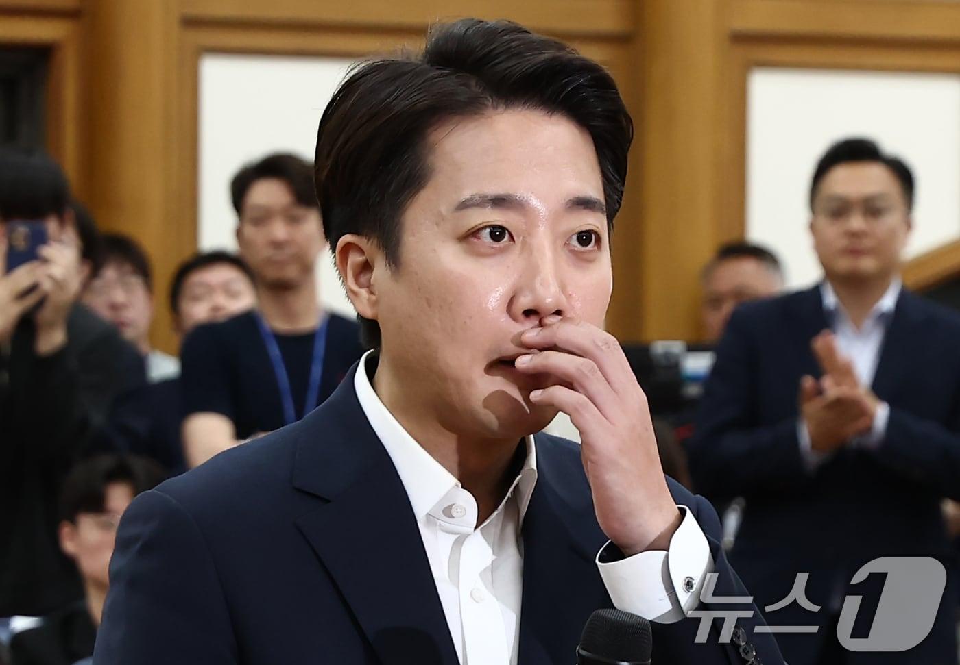 이준석 개혁신당 대통령 후보가 3일 서울 여의도 국회 의원회관에 마련된 제21대 대통령선거 개표상황실에서 입장을 밝히고 있다. 2025.6.3/뉴스1 ⓒ News1 김민지 기자