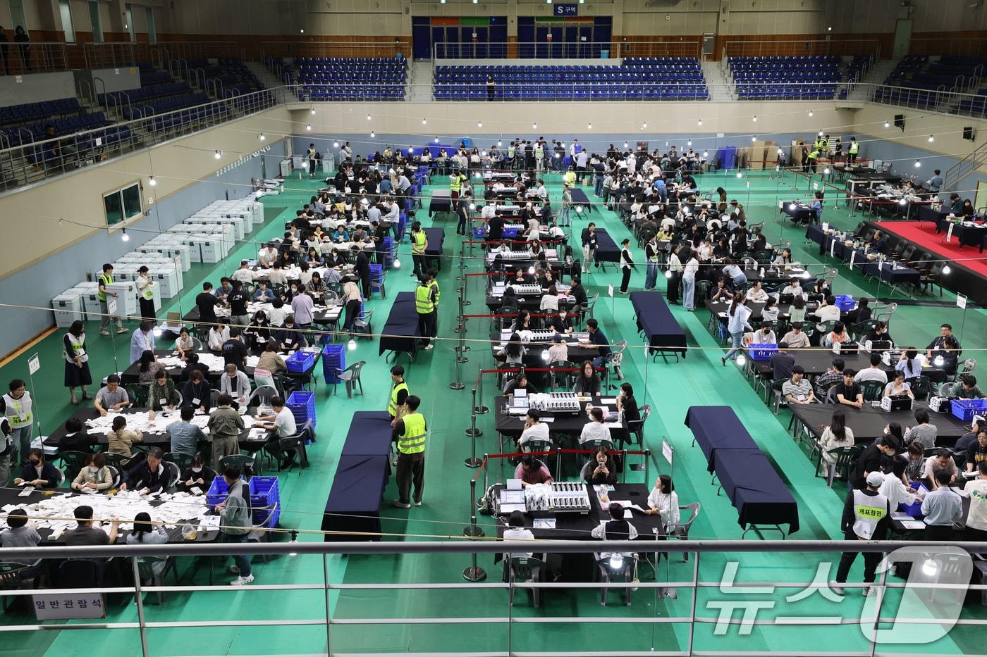 제21대 대통령선거일인 3일 광주광역시 서구 빛고을체육관에 마련된 개표소에서 개표 작업이 진행되고 있다. 2025.6.3/뉴스1 ⓒ News1 김태성 기자