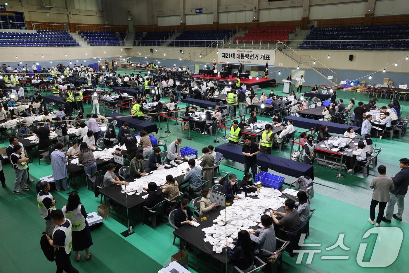 제21대 대통령선거일인 3일 광주광역시 서구 빛고을체육관에 마련된 개표소에서 개표 작업이 진행되고 있다. 2025.6.3/뉴스1 ⓒ News1 김태성 기자