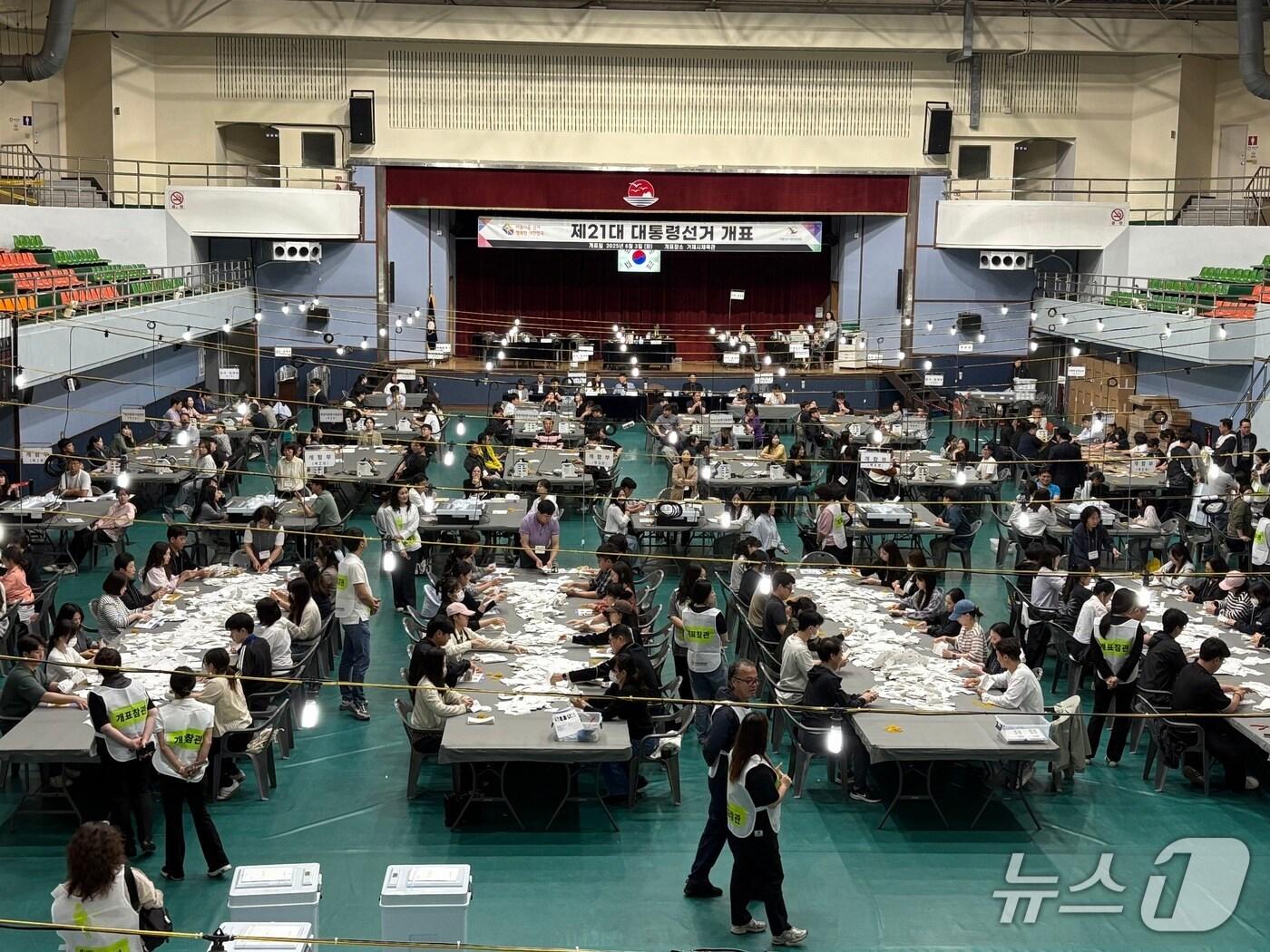 본문 이미지 - 제21대 대통령 선거 투표가 종료된 3일 오후 경남 거제시 거제실내체육관 개표소에서 개표작업이 진행되고 있다. 2025.6.3/뉴스1 강미영 기자