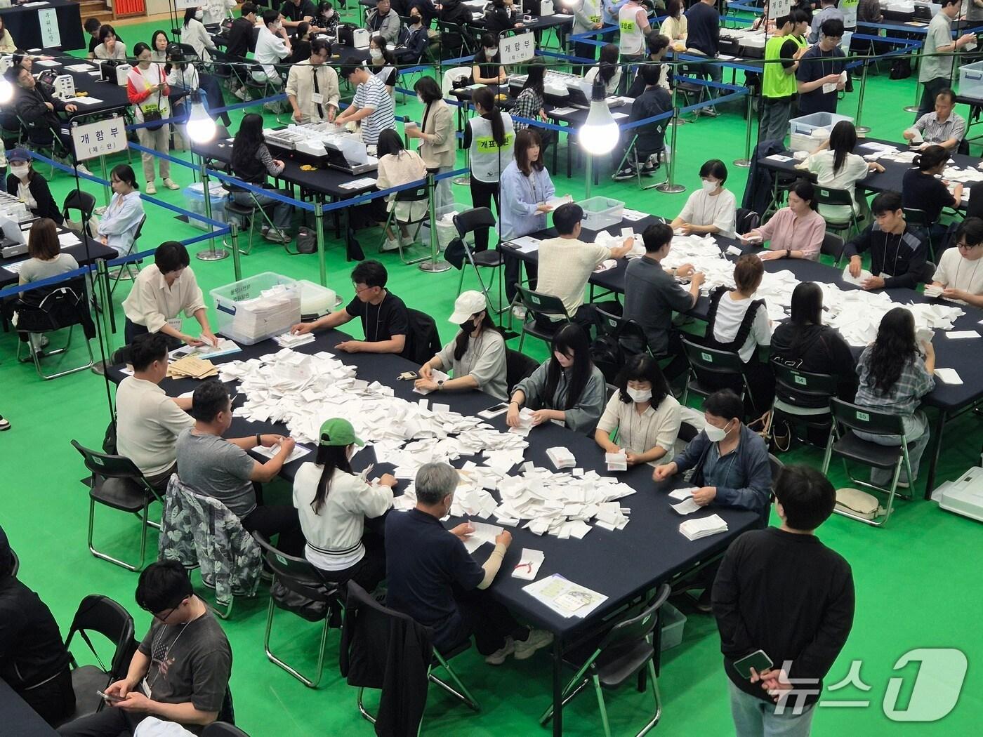 본문 이미지 - 3일 오후 8시 3분쯤부터 인천 계양구 경인교대 체육관에서는 21대 대선 개표가 작업이 한창이다.(이시명기자/뉴스1)