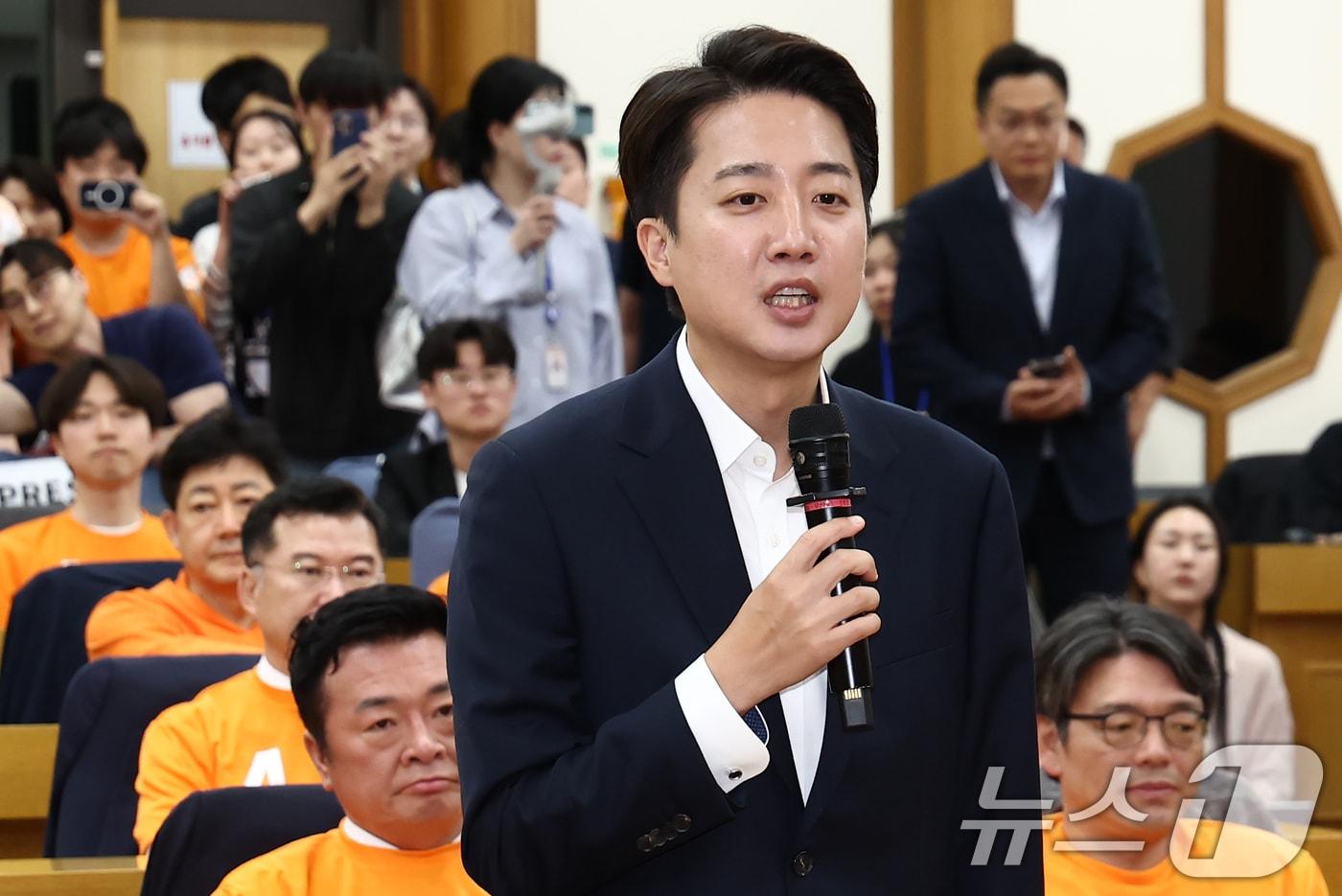 이준석 개혁신당 대통령 후보가 3일 서울 여의도 국회 의원회관에 마련된 제21대 대통령선거 개표상황실에서 입장을 밝히고 있다. 2025.6.3/뉴스1 ⓒ News1 김민지 기자