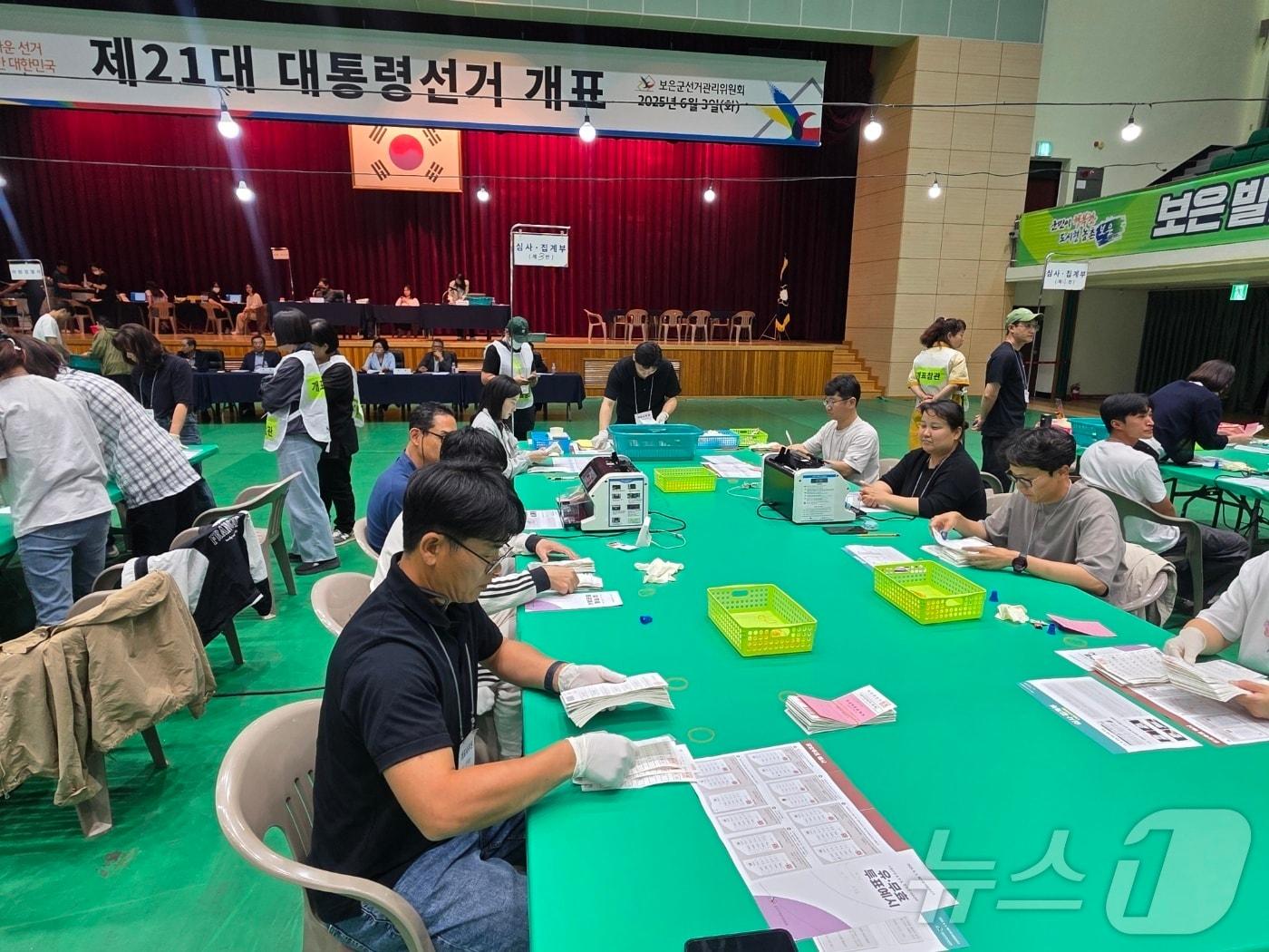 본문 이미지 - 21대 대통령 선거일인 3일 충북 보은군에 마련된 개표소에서 개표참관인이 투표용지 분류 상황을 점검하고 있다.(독자제공. 재판매 및 DB금지) 2025.6.3/뉴스1