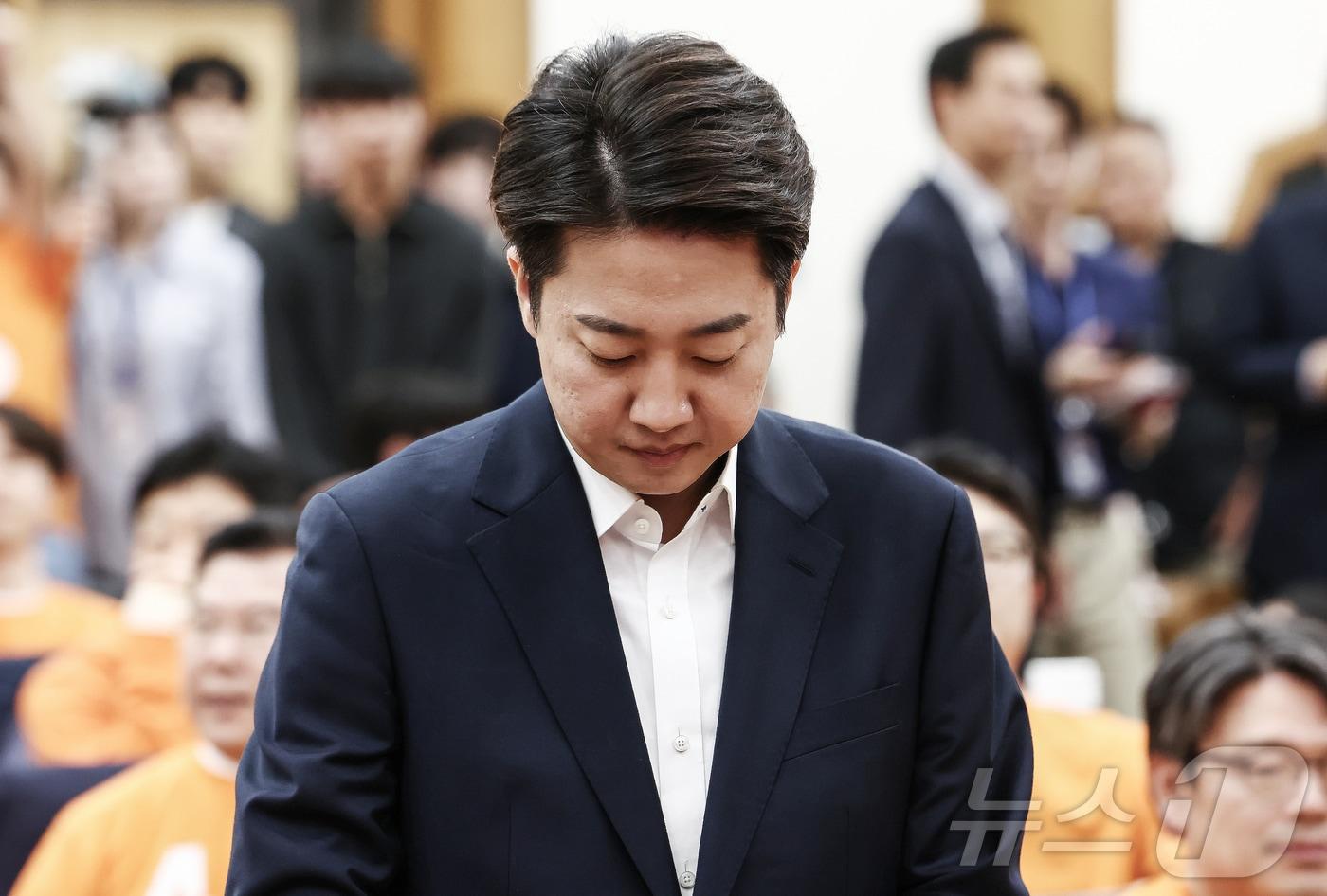 이준석 개혁신당 대통령 후보가 지난 6월 3일 서울 여의도 국회 의원회관에 마련된 제21대 대통령선거 개표상황실에서 입장을 밝히기 위해 굳은 표정으로 들어서고 있다. 2025.6.3/뉴스1 ⓒ News1 김민지 기자